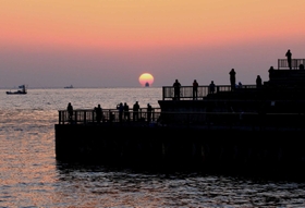 向井章二さんが神戸市垂水区で撮影した「だるま夕日」のお気に入りの作品＝２０１７年１１月５日