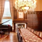 プライベートコンサートに貸し出される「旧乾邸」の１階ゲストルーム＝神戸市東灘区住吉山手５（同市提供）