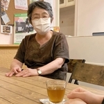 シングルマザーの女性の話に耳を傾ける茂木美知子さん＝神戸市長田区
