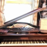 室内には１９１８年の英チャーレン社製グランドピアノが置かれている＝神戸市東灘区住吉山手５（同市提供）