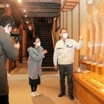 「沢の鶴資料館」で行われた動画の収録＝神戸市灘区大石南町１