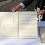 １９８４年に初めて日本丸が神戸港に寄港した際の航海記録（中央）や写真、記念盾＝神戸市中央区新港町