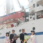 練習帆船「日本丸」の神戸港寄港１００回目を記念して行われたセレモニー＝神戸市中央区新港町