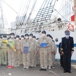 「日本丸」の神戸港寄港１００回目を記念して行われたセレモニー＝神戸市中央区新港町