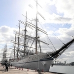 神戸港に停泊中の練習帆船「日本丸」＝神戸市中央区新港町