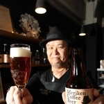 香り高くフルーティーな味わいの「メリケンコーヒービール」を手にする大西賢さん＝神戸市灘区水道筋６