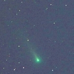 神戸の空に現れた「レナード彗星」＝１２月５日早朝（田村竜一さん撮影）