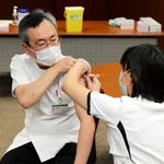 ワクチンの３回目接種を受ける神戸大病院の真庭謙昌院長＝中央区楠町７