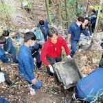 竹やぶに投棄された粗大ごみなどを拾い集める滝川第二高校サッカー部員ら＝神戸市西区平野町