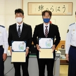 のじぎく賞を伝達された清中善太郎さん（左から２人目）と東英伸さん（同３人目）＝東灘署
