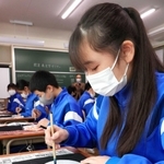 神戸発の万年筆用インクで書道に挑む生徒ら＝神戸市中央区熊内町６