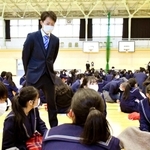 講演後に生徒たちに語り掛ける藤原祐弥さん＝須磨友が丘高校