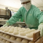 １週間で約４８０万個の餅が作られる工場＝神戸市東灘区向洋町西２、コープこうべ六甲アイランド食品工場