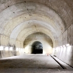 「山、海へ行く」の時代に使われたベルトコンベヤー跡トンネル。「ミュージアム」や「鋼の錬金術師」が撮影された＝神戸市西区内（神戸フィルムオフィス提供）