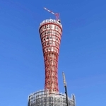 大規模改修が進む神戸ポートタワー＝神戸市中央区波止場町