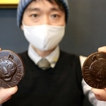 虎が刻まれたチョコと、全粒粉でできた「タイガーメダルクッキーズ」＝神戸市灘区八幡町２、クイーンズジェット