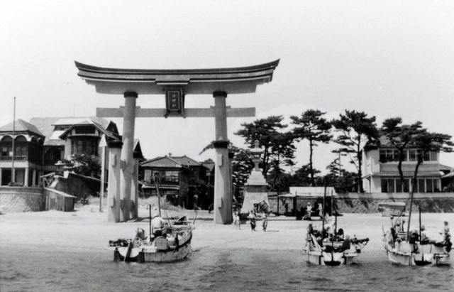 １９５８年ごろの海神社周辺。大鳥居の目の前には砂浜が広がっていた（垂水区役所、垂水の資料館出典）