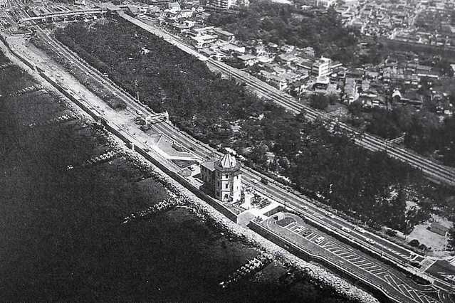 １９８４年ごろの舞子公園。砂浜は消え、ブロック塀などが続いた（兵庫県立舞子公園百年史出典）