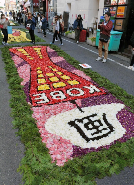 ２０１９年４月に開かれたインフィオラータ。今年は３年ぶりの開催となる＝神戸市中央区元町通１