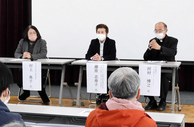 来場者の質問に答える登壇者＝神戸市東灘区向洋町中９、神戸国際大学