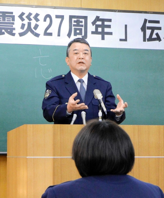 語り部として、阪神・淡路大震災当時の経験を語る長田署員＝神戸市長田区北町３、長田署