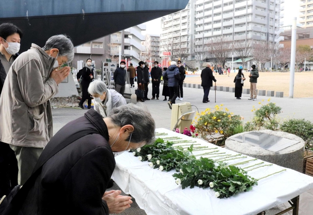 命を守るまちづくりを誓って献花するつどいの出席者ら＝神戸市灘区桜口町４