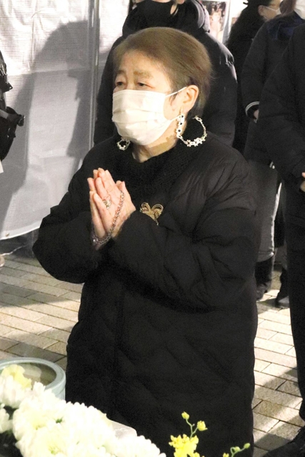 夫の隆さんに祈りをささげる池田美代子さん。優しい人柄をしのんだ＝１７日午前、神戸市長田区日吉町５