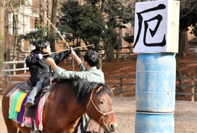 馬にまたがって「厄」を狙う子どもら＝神戸市灘区六甲山町