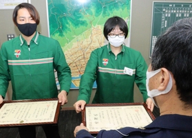 詐欺被害防いだコンビニ店員２人に署長感謝状
