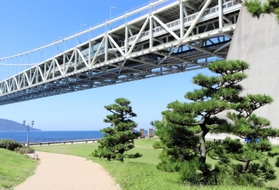 明石海峡大橋が開通し、整備された舞子＝神戸市垂水区東舞子町、舞子公園