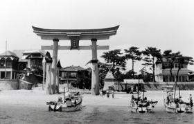 １９５８年ごろの海神社周辺。大鳥居の目の前には砂浜が広がっていた（垂水区役所、垂水の資料館出典）