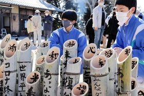 鈴蘭台中学校の生徒やボランティアらが作った竹灯籠＝神戸市北区山田町藍那、あいな里山公園