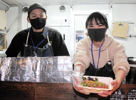 キッチンカーで販売する鹿肉ロースト丼を手にするあかりんごさん（右）と花尻全弘さん＝大阪市内