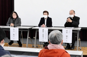 来場者の質問に答える登壇者＝神戸市東灘区向洋町中９、神戸国際大学