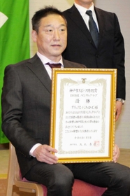 神戸市スポーツ特別賞を受けたオリックス・バファローズの中嶋聡監督＝神戸市役所