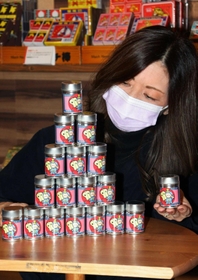 生田署のマスコットキャラクター「いくたん」が描かれたオリジナルのマッチ缶＝神戸市中央区中山手通３