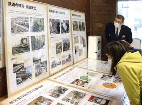 震災の被害の大きさを伝えるパネル展示＝神戸市中央区中山手通２、生田署