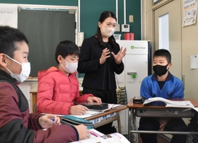 先輩教諭からも震災当時の話を聞き、防災授業に臨んだ加藤千波教諭（右から２人目）＝神戸市北区藤原台南町１