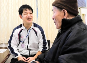 亡き祖父の優しさを受け継ぎ、介護現場に立つ市井雄太郎さん。命の尊さを感じる日々だ＝神戸市北区藤原台中町５、特別養護老人ホーム「ふじの里」