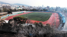 現在のスタジアムは公園北側に移転し、トラックは廃止される方針となっている＝灘区王子町２
