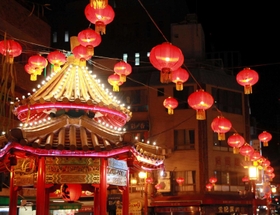 春節祭に合わせてつるされた中国提灯（ちょうちん）＝神戸市中央区元町通１