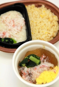 ローソンで販売される「紅ずわいがにのスープご飯」（手前）と「カニカマあんかけ炒飯」