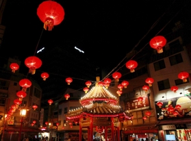 春節祭に合わせてつるされた中国提灯（ちょうちん）＝神戸市中央区元町通１