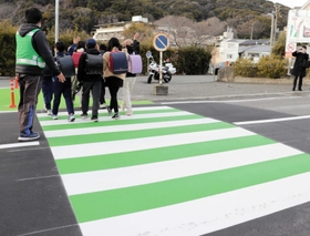 ドライバーの目を引くように、緑と白の２色にリニューアルされた横断歩道＝神戸市須磨区須磨寺町３