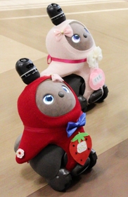 老人ホームに実証実験で導入された家族型ロボット「ＬＯＶＯＴ」＝神戸市西区伊川谷町有瀬、ラヴィーレ神戸伊川谷