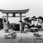 １９５８年ごろの海神社周辺。大鳥居の目の前には砂浜が広がっていた（垂水区役所、垂水の資料館出典）