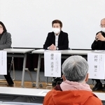 来場者の質問に答える登壇者＝神戸市東灘区向洋町中９、神戸国際大学