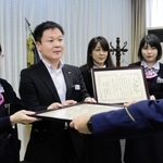 永菅信弘署長から感謝状を受け取るＪＡ兵庫六甲の職員たち＝神戸市北区甲栄台３、神戸北署