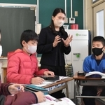 先輩教諭からも震災当時の話を聞き、防災授業に臨んだ加藤千波教諭（右から２人目）＝神戸市北区藤原台南町１