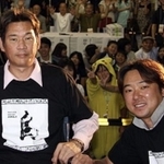 ２００８年に西神戸センター街で開かれた震災復興イベントで写真に納まる仲田幸司さん（左）と安達智次郎さん（西神戸センター街提供）＝神戸市長田区双葉町